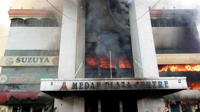 Medan Plaza terbakar