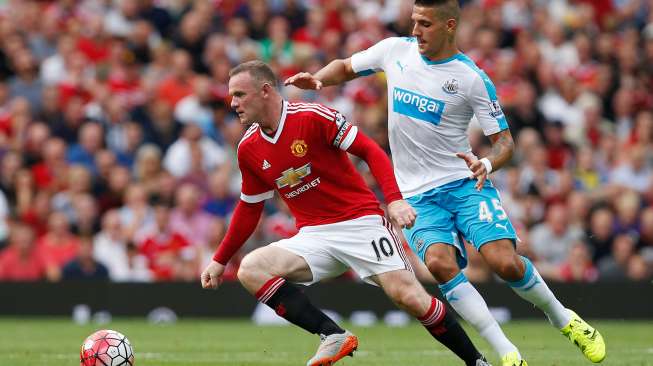 Kapten Manchester United Wayne Rooney beraksi menghadapi pemain Newcastle United Aleksandar Mitrovic. Reuters / Andrew Yates Livepic