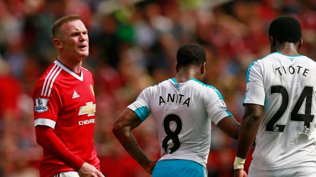 Kapten Manchester United Wayne Rooney tampak kecewa saat menghadapi Newcastle. Reuters / Jason Cairnduff Livepic