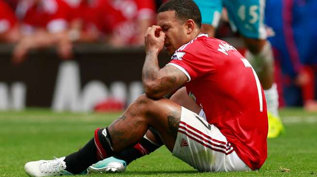 Pemain Manchester United Memphis Depay tampak kecewa. Reuters / Jason Cairnduff Livepic