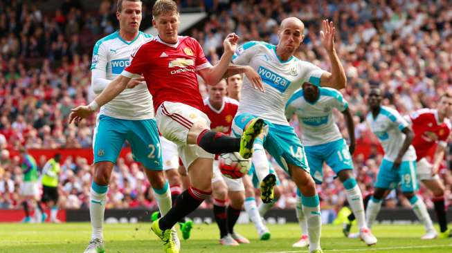 Pemain baru Manchester United Bastian Schweinsteiger beraksi. Reuters / Jason Cairnduff