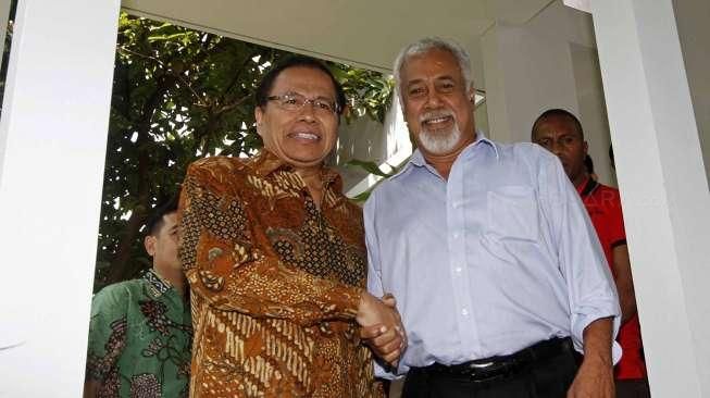 Menko Maritim dan Sumber Daya Rizal Ramli menerima kunjungan tokoh Timor Leste, Xanana Gusmao, di kediamannya di Jakarta, Minggu (23/8/2015). [Suara.com/Kurniawan Mas'ud]