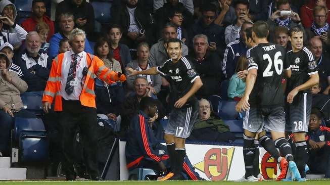 Punggawa anyar Chelsea Pedro Rodriguez merayakan gol ke gawang West Brom di laga debutnya bersama The Blues (23/8) [Reuters/Carl Recine]