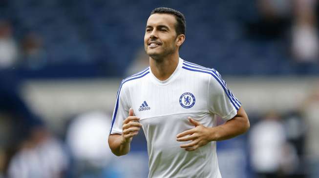 Pemain anyar Chelsea Pedro Rodriguez melakukan pemanasan sebelum melakoni debutnya di Liga Premier (23/8) [Reuters/Carl Recine]