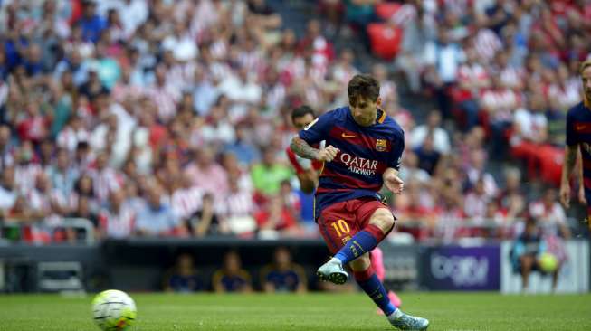 Pemain Barcelona Lionel Messi melepaskan tendangan penalti namun gagal menjadi gol. Reuters/Vincent West