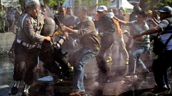 Polisi Lumpuhkan Demonstran