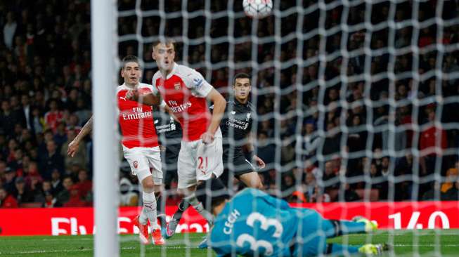 Kiper Arsenal Petr Cech menyelamatkan gawangnya dari tendangan pemain Liverpool. Philippe Coutinho Reuters / Eddie Keogh Livepic