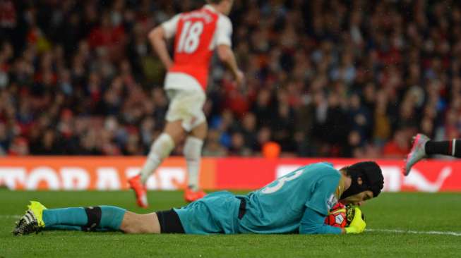 Aksi kiper Arsenal Petr Cech menyelamatkan gawangnya dari ancaman Liverpool.  Reuters / Tony O'Brien Livepic