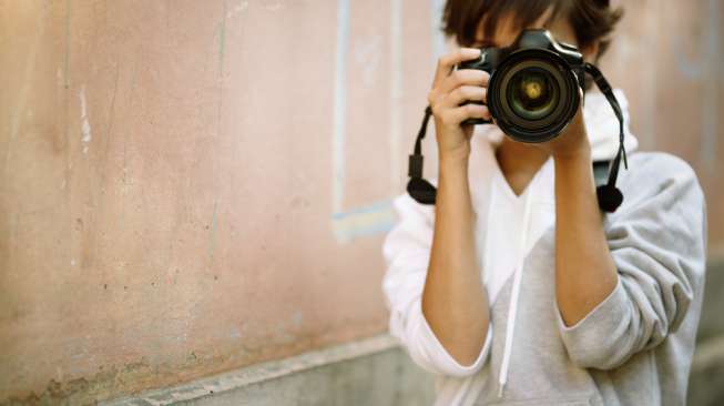 Meski Buta, Gadis Ini Sukses Jadi Fotografer