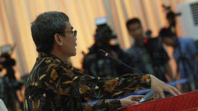 Johan berpendapat pimpinan KPK tidak harus sarjana hukum tapi yang penting adalah mengerti hukum. 