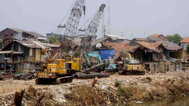 Pemasangan Turap di Kampung Pulo