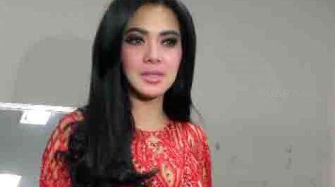 Syahrini Gunakan Gaun Menerawang