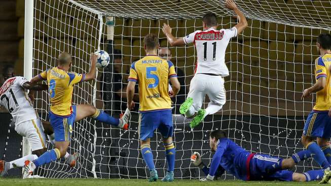 Pemain Monaco Uwa Echiejile Elderson (kiri) mencetak gol ke gawang Valencia. Reuters/Eric Gaillard