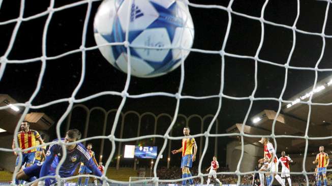 Kiper Valencia Matthew Ryan (kiri) melihat bola masuk ke dalam gawangnya oleh gol pemain Monaco Andrea Raggi. Reuters/Eric Gaillard