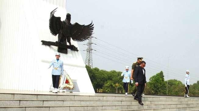 Kunjungan tersebut dalam rangka menghormati jasa para pahlawan sekaligus melakukan kunjungan kerja sama bilateral.