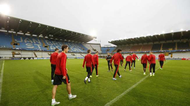 Pemain MU berlatih di Jan Breydel Stadium, Belgia, guna menghadapi leg kedua play-off Liga Champions (26/8) [Reuters/Carl Recine]