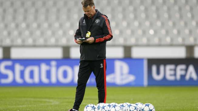 Pelatih MU Louis van Gaal memimpin sesi latihan (26/8) [Reuters/Carl Recine]