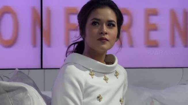 Raisa Cocok Pakai Busana Rancangan Sebastian Gunawan