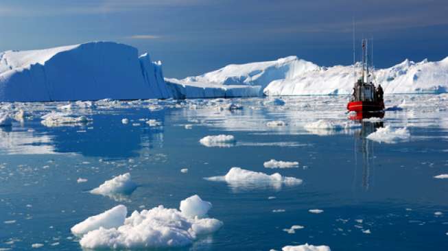 Ilustrasi lapisan es mencair sebagai salah satu pemicu naiknya permukaan laut di Bumi (Shutterstock).