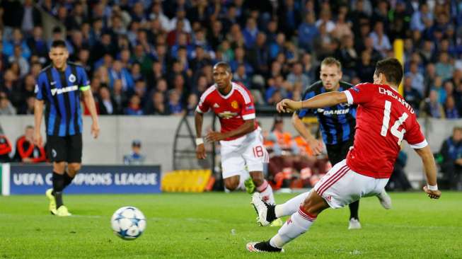 Striker Manchester United Javier Hernandez gagal mencetak gol dari titik penalti.  Reuters / Carl Recine Livepic.