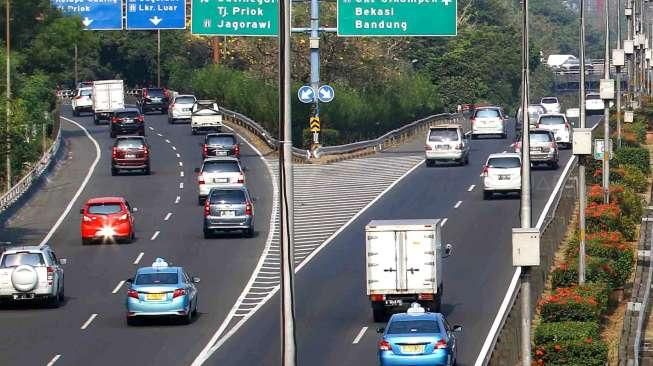 Sejumlah kendaraan melintas di Ruas Tol Cawang, Jakarta Timur, Jumat (28/8). [suara.com/Oke Atmaja]