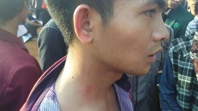Polisi Pukul Mahasiswa yang Demo di Depan Kantor Jokowi