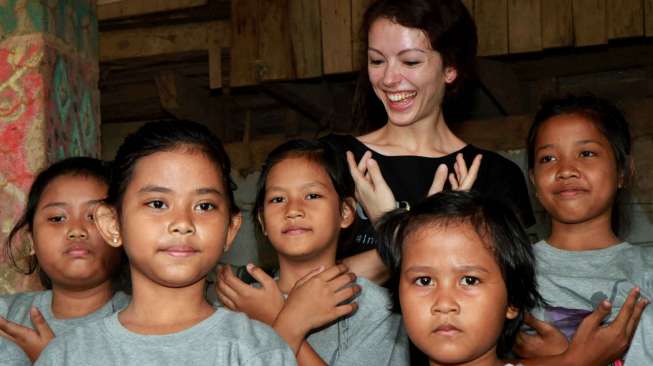 Kedutaan Besar Australia, Jakarta bekerja sama dengan Yayasan Bina Ballet Indonesia menyelenggarakan Menari Balet di Ciliwung. (Suara.com/ Oke Atmadja)