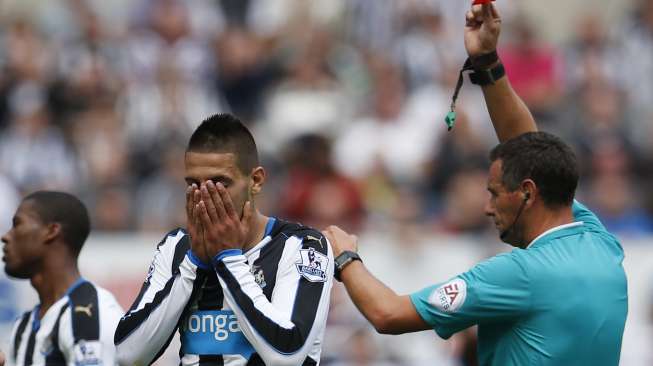 Striker Newcastle, Aleksandar Mitrovic dikartumerah wasit. (Reuters / Lee Smith)