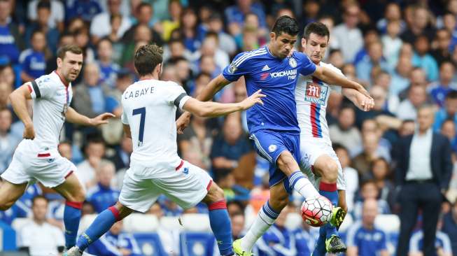 Striker Chelsea Diego Costa mencoba melewati hadangan para pemain Crystal Palace. Reuters / Tony O'Brien Livepic