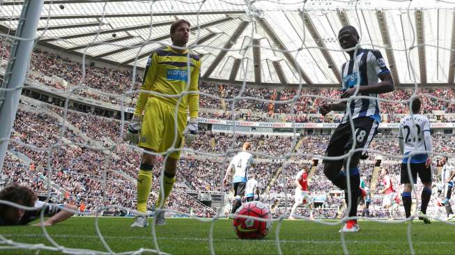 Reaksi pemain Newcastle Fabricio Coloccini (kiri) setelah mencetak gol bunuh diri ke gawangnya sendiri. Reuters / Lee Smith Livepic