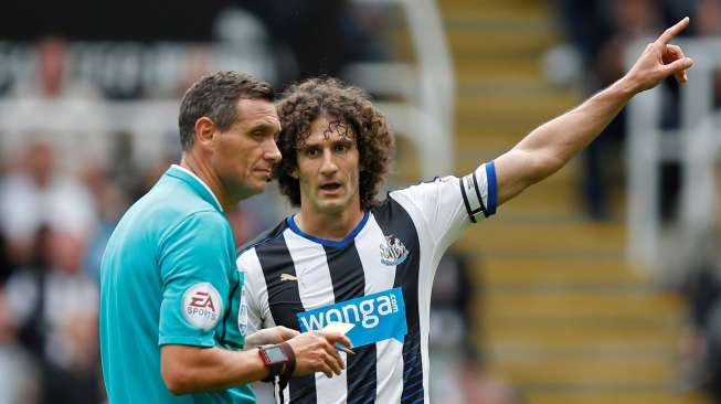 Pemain Newcastle Fabricio Coloccini memprotes wasit Andre Marriner. Reuters / Andrew Yates Livepic