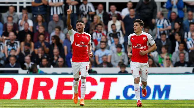 Pemain Arsenal Alex Oxlade Chamberlain merayakan gol bunuh diri pemain Newcastle United Fabricio Coloccini. Reuters / Andrew Yates Livepic