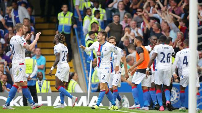 Joel Ward (tengah) merayakan golnya kedua Crystal Palace ke gawang Chelsea. Reuters/Paul Hackett Livepic