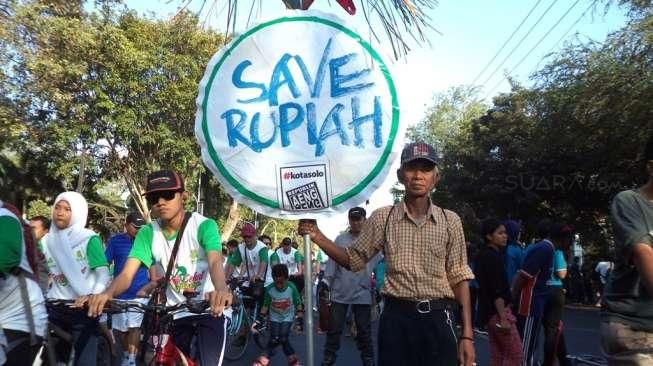 Prihatin Rupiah Merosot, Warga Solo Ini Turun ke Jalan