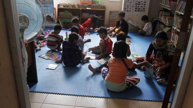 Warga dan anak-anak bermain di area dan ruang-ruang kosong yang terdapat di kawasan rusun Jatinegara Barat, Jakarta, Minggu (30/8/2015). [Suara.com/Kurniawan Mas'ud]