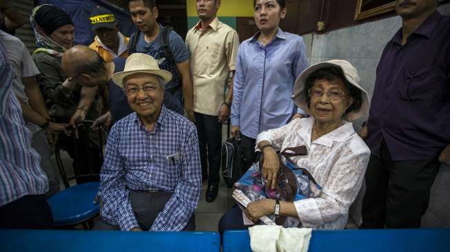 Mantan Perdana Menteri Malaysia, Mahathir Mohamad dan istrinya, Siti Hasmah, ikut berdemonstrasi untuk menurunkan PM Najib Razak di Kuala Lumpur, Minggu (30/8) [Reuters/Athit Perawongmetha].