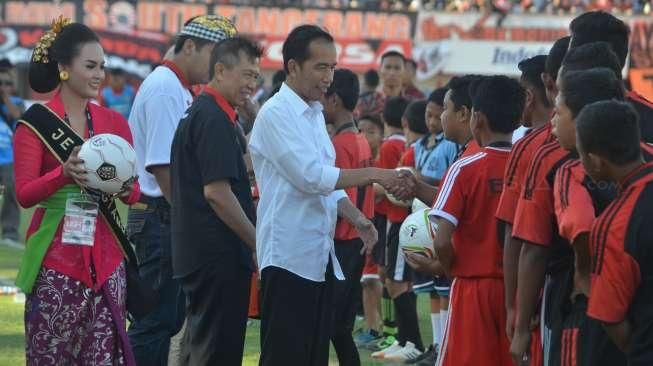 Dapat Bola Dari Jokowi, Anak Bali: Akan Saya Pajang di Kamar