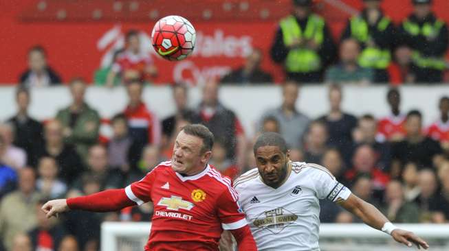 Kapten MU Wayne Rooney berebut bola di udara dengan pemain Swansea Ashley Williams (30/8) [Reuters/Rebecca Naden]