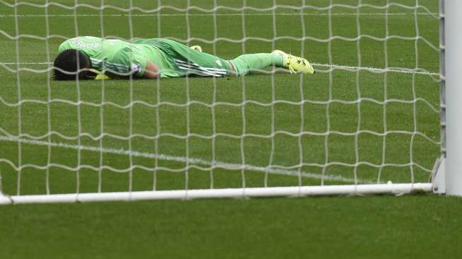 Reaksi kiper MU Sergio Romero usai gawangnya dijebol Bafetimbi Gomis (30/8) [Reuters/Rebecca Naden]