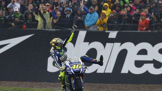 Pebalap Yamaha asal Italia, Valentino Rossi menjadi yang tercepat dalam GP Inggris di Sirkuit Silverstone, Minggu (30/8). [Reuters/Darren Staples]