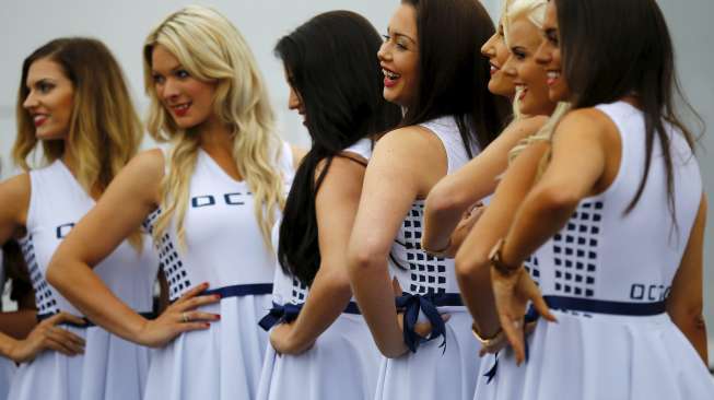 Para Grid Girls, model-model cantik yang diikutsertakan dalam ajang balapan MotoGP Inggris di Sirkuit Silverstone, hari Minggu (30/8). [Reuters/Darren Staples]