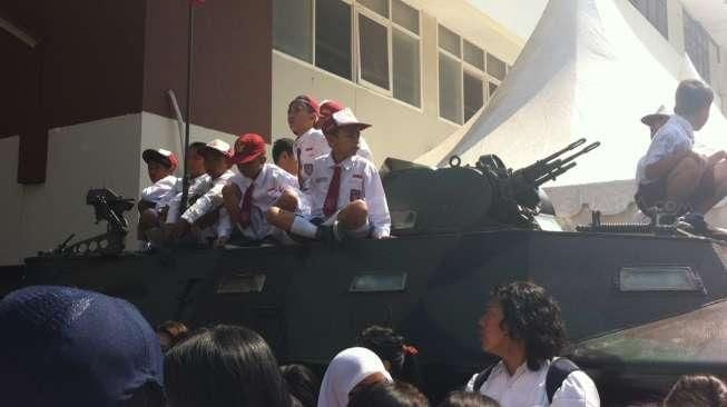 Pegang Senjata Perang, Anak SD Cikini Langsung Ingin Jadi Tentara