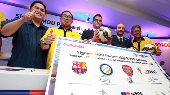 President Inter Milan Erick Thohir (kiri) bersama President Director & CEO Indosat Alexander Rusli (kedua kiri), Managing Director of Asia FC Internazionale Milano Richard Lamb (kedua kanan), Director Arsenal FC William Brown (tengah) [Antara]