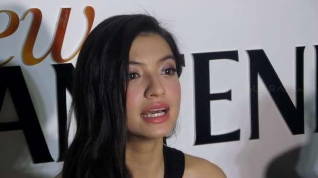 'Senjata' Ampuh Raline Shah, Lipstik dan Penjepit Bulu Mata