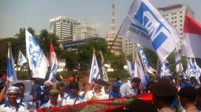 Buruh Bergerak, Jalan Medan Merdeka Barat-Patung Kuda Ditutup