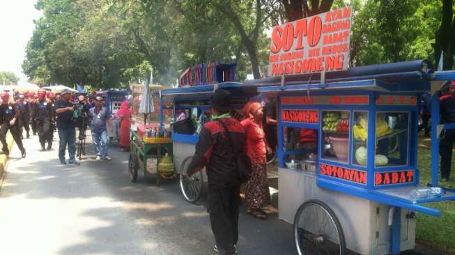 Hindari Satpol PP, PKL Ikut "Long March" Buruh