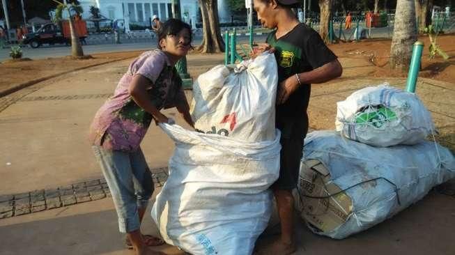 Sampah yang Dibuang Buruh Saat Demo Jadi Duit Bagi Asiyah