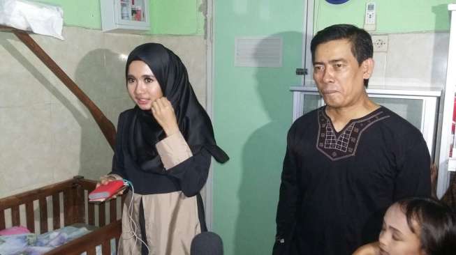 Laudya Cynthia Bella Letakkan Batu Pertama Mushala di Jombang