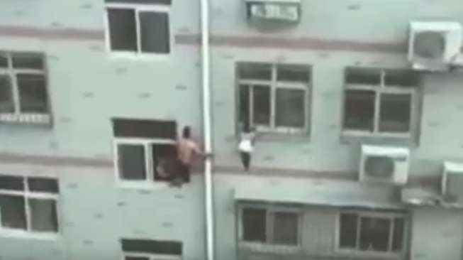 VIDEO: Bergelantungan di Lantai Apartemen, Balita Nyaris Tewas