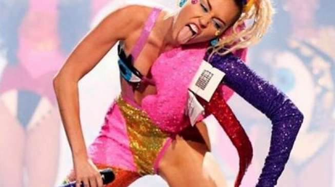 Duh, Miley Cyrus Setengah Bugil di VMA